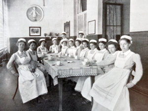 Schwestern im Speisesaal, Kinderheim Frankfurt a. M. 1913